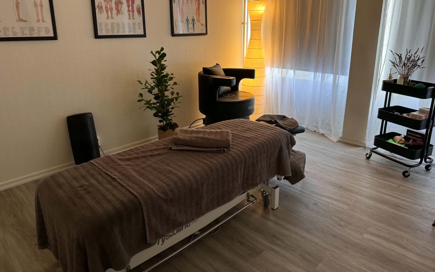 Behandlingsrummet hos Linas Harmoni i Köping, med Insculpt Chair vid fönstret