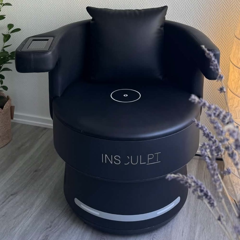 Insculpt Chair i behandlingsrummet hos Linas Harmoni i Köping, med lavendel och golvlampa